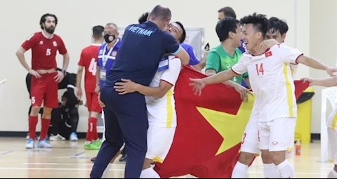 VIDEO: Tuyển Futsal Việt Nam hát vang Như có Bác trong ngày đại thắng