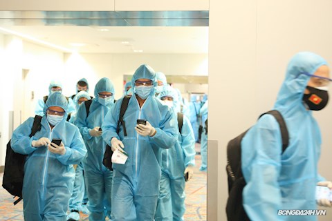 Thầy Park xắn tay đôn đốc để ĐT Việt Nam sớm rời sân bay Dubai