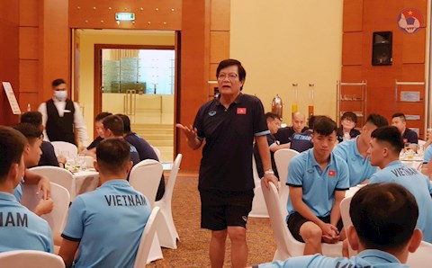 Trưởng đoàn Nguyễn Sỹ Hiển: “Cả nước đang dõi theo bước chân của ĐT Việt Nam”