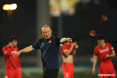 CĐV Việt Nam đến sân, HLV Park Hang Seo có hành động bất ngờ