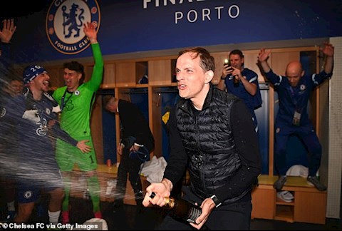 VIDEO: HLV Tuchel bật champagne, quẩy banh nóc phòng thay đồ