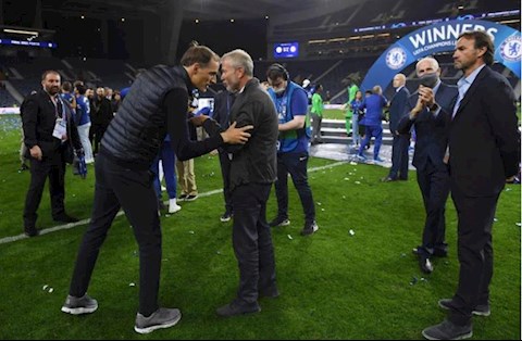 Tuchel được Abramovich thưởng nóng ngay trên sân