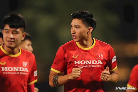 Vì sao Đoàn Văn Hậu vẫn phải đeo băng ở đầu gối?