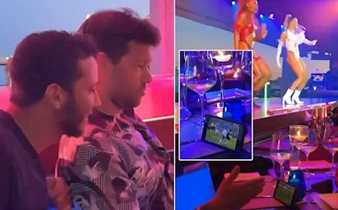 Ballack gây sốt khi bỏ qua 2 vũ công bỏng mắt để xem Chelsea đá chung kết C1