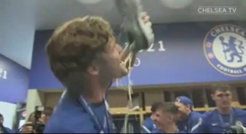 Góc mất vệ sinh: Sao Chelsea uống bia từ... giày của HLV Tuchel