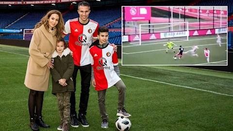 Vì con trai, Robin Van Persie quyết định bất ngờ