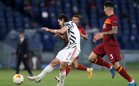 Cavani san bằng kỷ lục 34 năm sau cú đúp vào lưới Roma