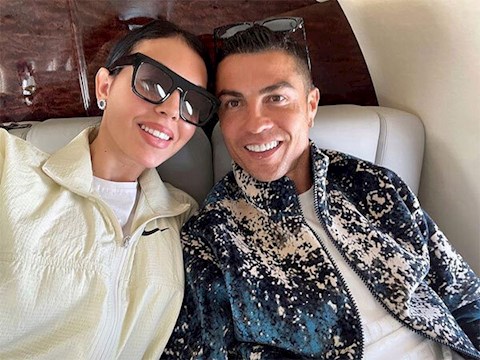 Giữa muôn vàn khó khăn, Cristiano Ronaldo tìm niềm vui bên bạn gái