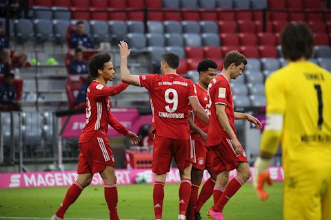 Lewandowski lên thần, Bayern đại thắng để mừng Chiếc đĩa bạc