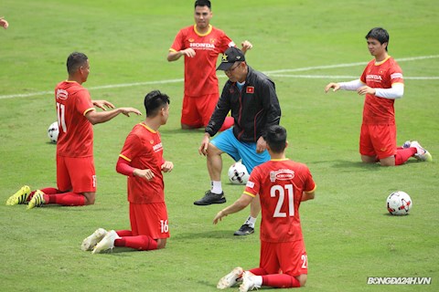 Lo ngại chấn thương đầu gối của học trò, thầy Park lại gần hỏi riêng
