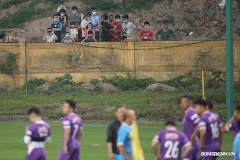 Người hâm mộ theo dõi thầy trò HLV Park Hang Seo tập luyện từ ngoài tường rào