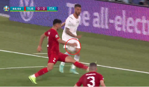 Cận cảnh 2 tình huống tranh cãi nảy lửa ở trận Thổ Nhĩ Kỳ vs Italia