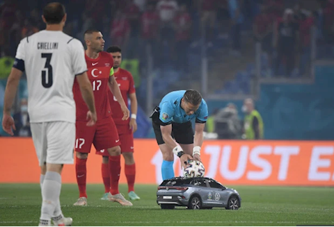 Ô tô điều khiển từ xa làm nhiệm vụ bất ngờ ở trận khai mạc Euro 2020