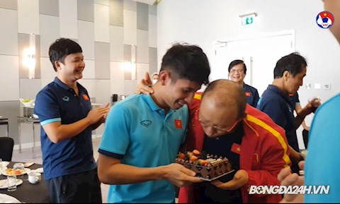 VIDEO: ĐT Việt Nam lừa úp sọt Hồng Duy trong ngày sinh nhật và cái kết