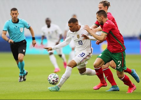 Vì mục tiêu chung, Mbappe gạt bỏ mọi hiềm khích với Giroud