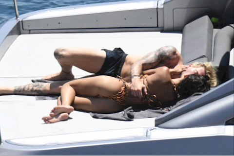 Sao Liverpool đè ngửa khóa môi gái lạ trên du thuyền