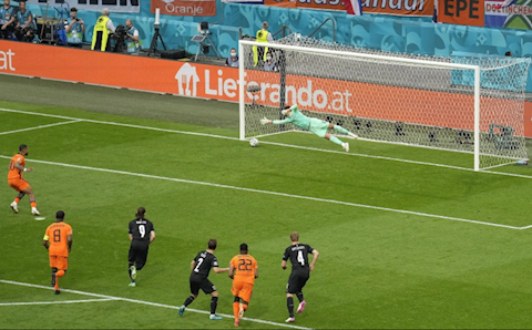 VIDEO: Alaba non nớt, Depay mở tỉ số cho Hà Lan trên chấm penalty