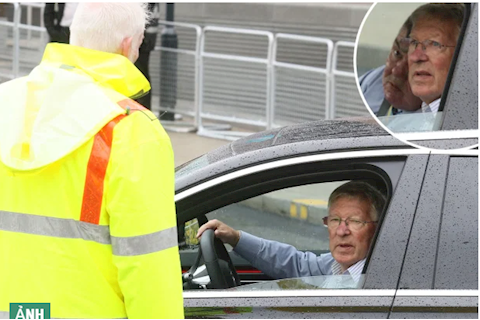 Cực sốc với hành động của nhân viên sân Wembley với Sir Alex Ferguson