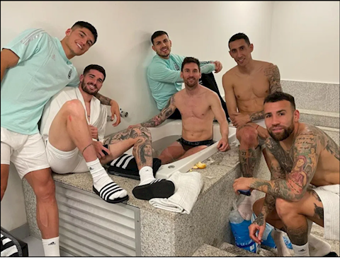 Lionel Messi và các đồng đội ăn mừng chiến thắng trước Uruguay trong bồn tắm