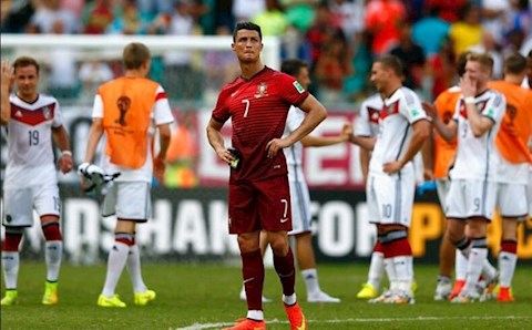 HLV tuyển Đức: Ronaldo không chỉ biết mỗi di chuyển chai nước ngọt!