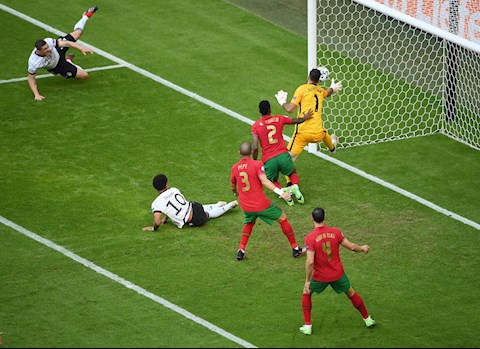 VIDEO: Bồ Đào Nha phản lưới nhà 2 lần trong 4 phút