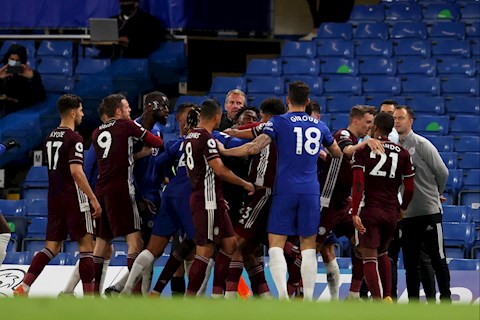 Chelsea chính thức nhận án phạt sau màn đấu võ với Leicester