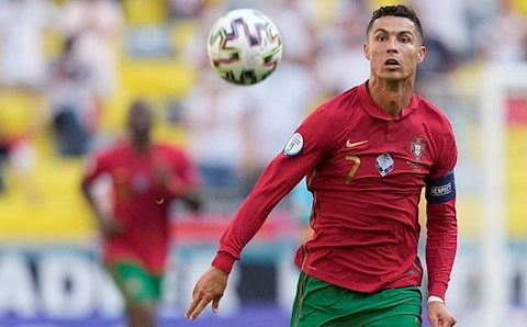 VIDEO: Cristiano Ronaldo làm phép với trái bóng, Rudiger áp sát cũng không cắn nổi