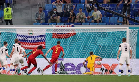 Hài hước với pha đốt đền thứ hai tại EURO 2020 tới từ một thủ môn