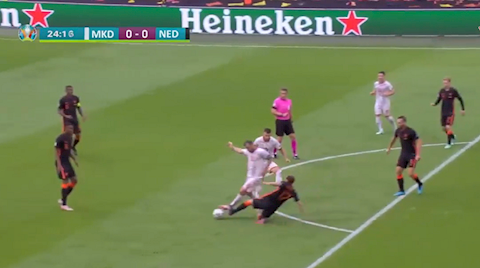 Trọng tài đứng về phía ĐT Hà Lan?