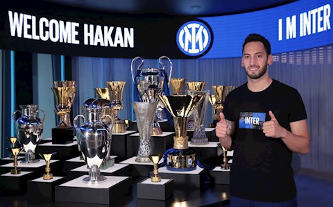Vừa tháo chạy sang Inter, Calhanoglu đã có hành động khiêu khích Milan