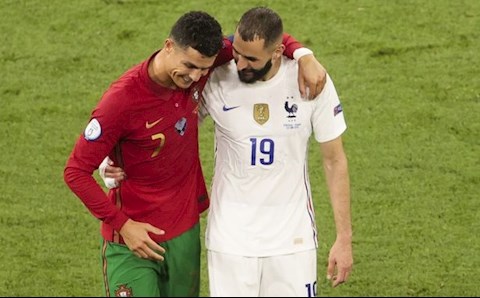 Benzema và Ronaldo đổi áo ngay hiệp 1, fan chế ra lý do cười đau ruột