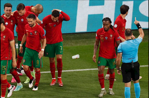 Cristiano Ronaldo gặp sự cố ở trận đấu với ĐT Pháp