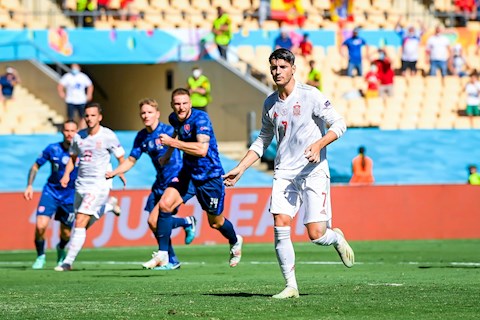 Đá hỏng penalty, Morata bị huyền thoại MU châm chọc
