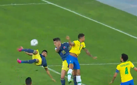 VIDEO: Siêu phẩm ngả bàn đèn của sao Colombia tung lưới Brazil