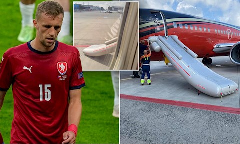 Máy bay gặp sự cố, CH Séc bất lợi trước trận gặp Hà Lan