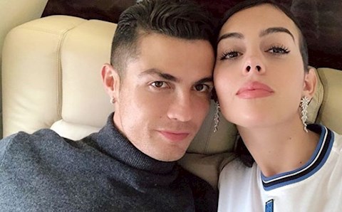 Xúc động trước tình cảm của Ronaldo dành cho bạn gái và các con