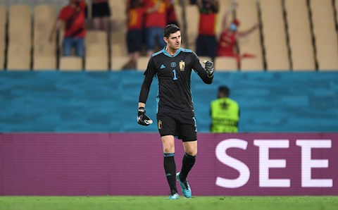 Courtois ấn tượng với hàng thủ tuyển Bỉ, bi quan về Hazard