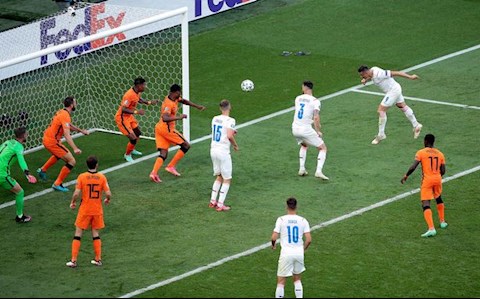 Bài dự thi: Hà Lan - Czech: Đóa Tulip tả tơi dưới khối pha lê tráng lệ