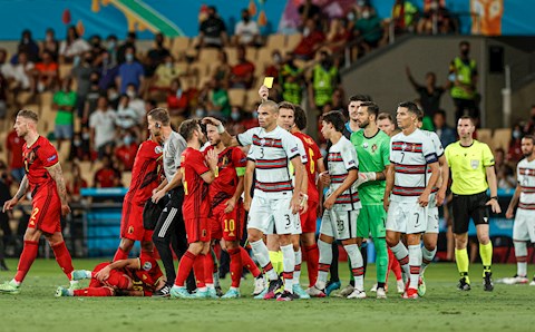 Pepe cười tươi rói sau khi nhận thẻ vàng vì đá bẩn