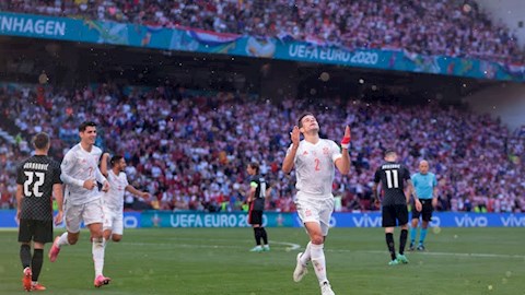 VIDEO: Đội trưởng Chelsea đánh đầu dũng mãnh tung lưới Croatia