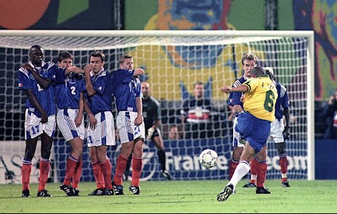 Ngày này năm xưa: Siêu phẩm trái chuối bay của Roberto Carlos xuất hiện