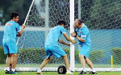 VIDEO: Thầy Park đích thân kéo khung thành và ném bóng cho thủ môn