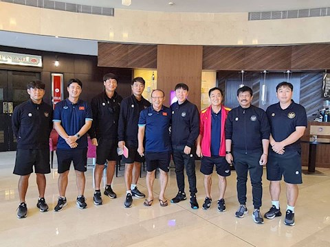 Thầy Park bất ngờ đi họp hội đồng hương tại UAE