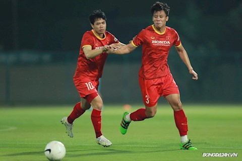 Quế Ngọc Hải toát mồ hôi khi bị Công Phượng... theo kèm