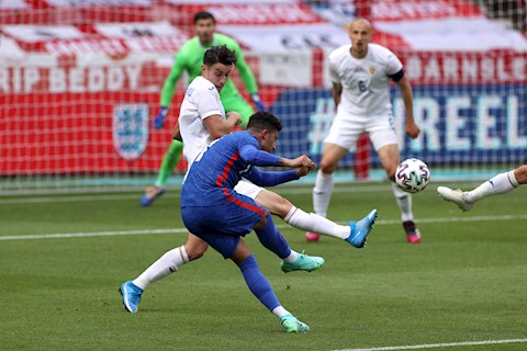 Ferdinand phản pháo Mourinho về điểm yếu của Rashford