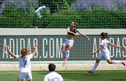 Sao nữ Real Madrid gây sốc với màn cởi áo ăn mừng