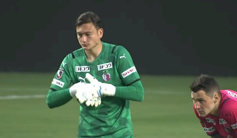 Đặng Văn Lâm bị HLV thủ môn Cerezo Osaka nhắc nhở