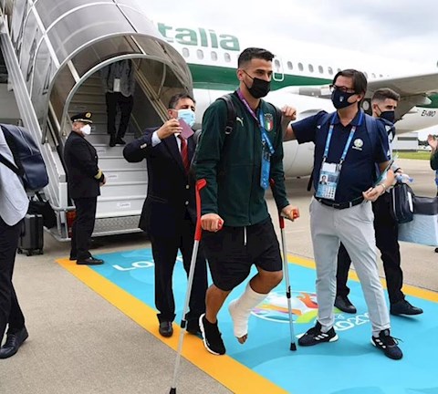 Thương binh của Italia chống nạng cùng các đồng đội tới Wembley