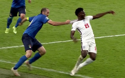 Hài hước: Chiellini ngăn chặn Saka bằng độc chiêu “túm cổ”