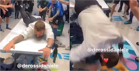 De Rossi ngã sấp mặt khi ăn mừng chức vô địch của Italia